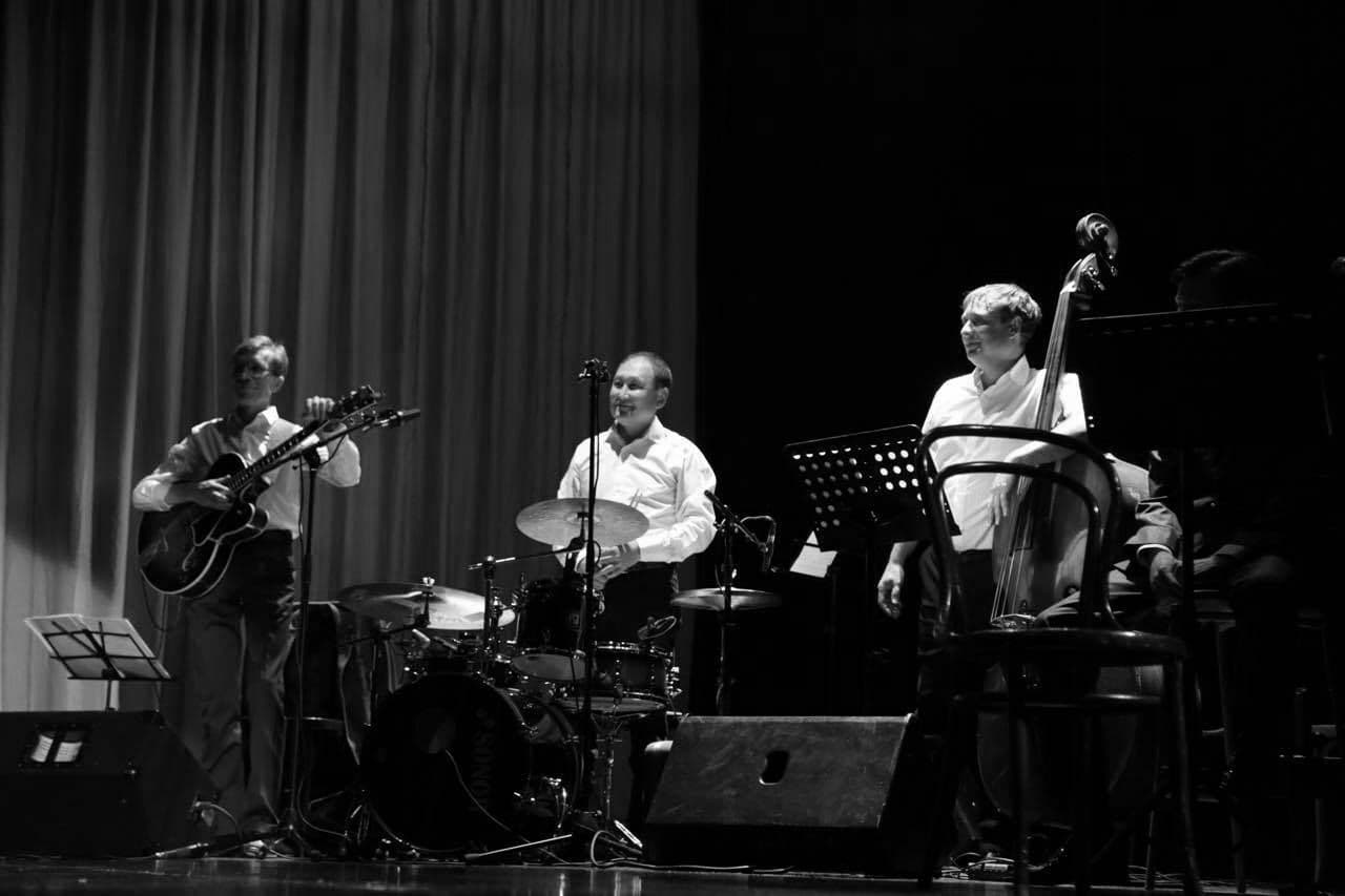 Ансамбль Jazz House на сцене